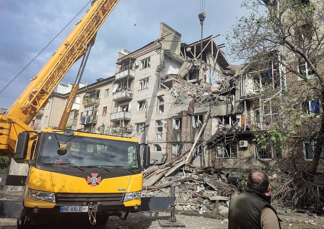 A view shows the site of an apartment building hit by a Russian drone strike, amid Russia's attack on Ukraine, in Mykolaiv, Ukraine, May 25, 2025. REUTERS/Viktoriia Lakezina