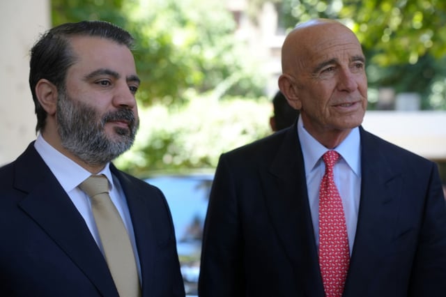 L'envoyé spécial américain pour la Syrie et ambassadeur en Turquie, Thomas Barrack (d), et ministre syrien des Affaires étrangères Assaad al-Chaibani à la résidence de l'ambassadeur américain à Damas, le 29 mai 2025