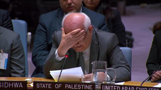 Tras más de 10 minutos de intervención, han sido la muerte de las niñas y niños palestinos lo que finalmente ha roto la voz de Riyad Mansour, mientras tanto, el representante israelí bostezaba