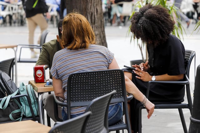 Personas fumando en una terraza en València en una imagen de archivo.