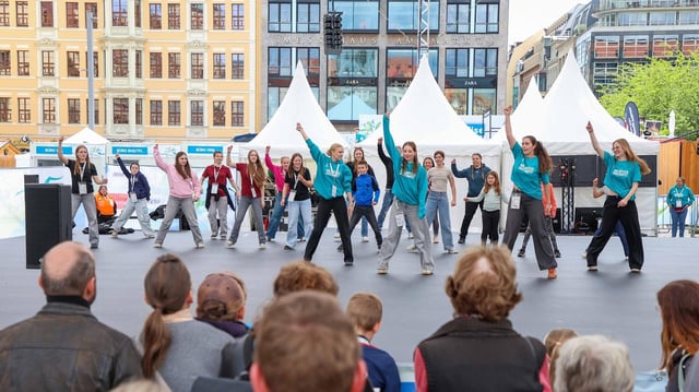 eine Showtanzgruppe zeigt auf der bühhen in Leipzig ihr Können am 29. Mai 2025.