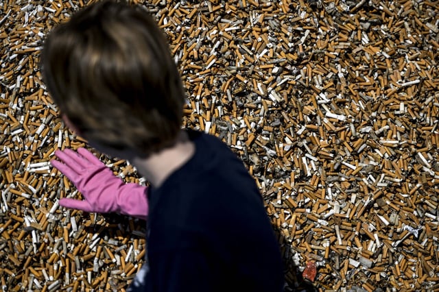 Collecte de mégots à Lisbonne en avril 2023 dans le cadre d'une campagne de sensibilisation.
