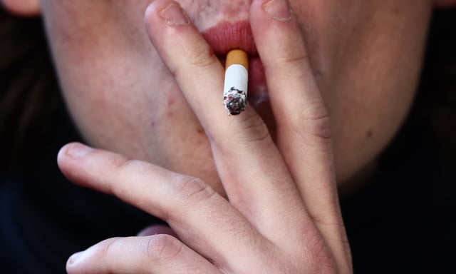 Les Français sont majoritairement favorables (62%) à une réglementation plus stricte de la cigarette dans de nouveaux espaces en extérieur.