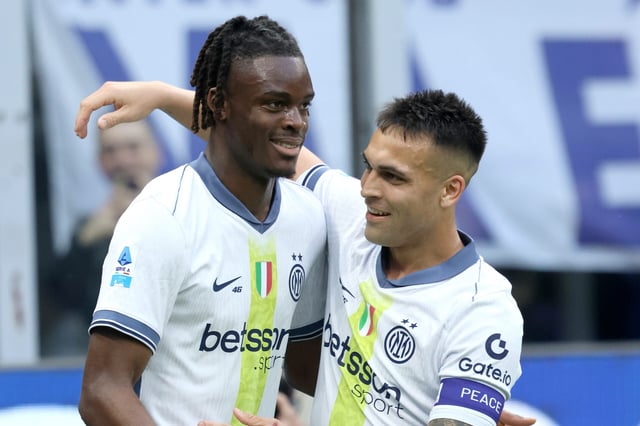Yann Bisseck (l., hier mit Lautaro Martinez) ist ein wichtiger Teil der Mannschaft des Champions-League-Finalisten Inter Mailand.