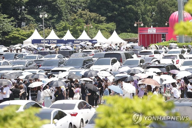 Fans line up to attend offline events for the 2024 BTS Festa at Jamsil Sports Complex in southern Seoul, in this June 13, 2024, file photo. (Yonhap)