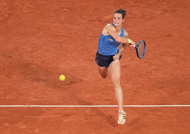 Sur un court Philippe-Chatrier survolté, Loïs Boisson a disposé de la Russe Mirra Andreeva, numéro 6 mondiale, au terme d’un match héroïque conclu en deux sets 7-6, 6-3.