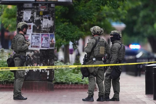 Law enforcement officials investigate after an attack on the Pearl Street Mall, Sunday, June 1, 2025, in Boulder, Colo. (AP Photo/David Zalubowski)