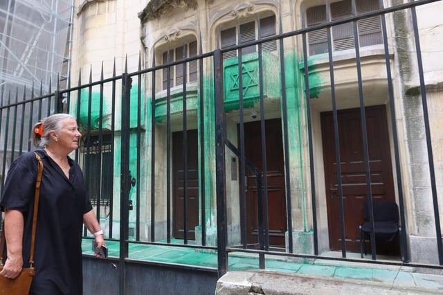 Trois hommes de nationalité serbe ont été écroués, suspectés d’avoir dégradé des lieux juifs avec de la peinture verte, dont la synagogue de la rue Pavée à Paris.
