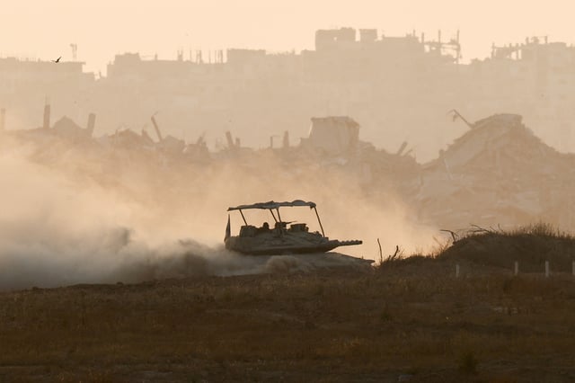 Un char israélien manœuvre à Gaza, vu d’Israël, le 5 juin 2025.