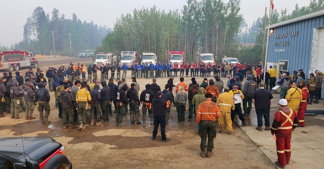 Photo d'archives des pompiers à Rainbow Lake, Alberta. /Photo prise le 18 mai 2023  à Rainbow Lake, au Canada/REUTERS