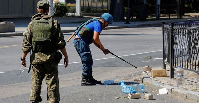 Combat engineers of pro-Russian troops demine PMF-1 Lepestok anti-personnel landmines in a street in the course of Ukraine-Russia conflict in Donetsk, Ukraine July 31, 2022. REUTERS/Alexander Ermochenko/File Photo