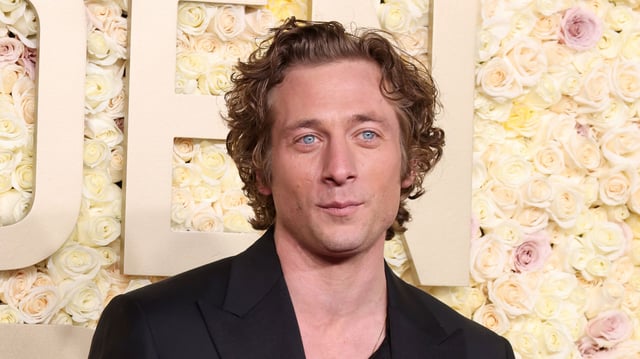 Jeremy Allen White at Sunday's Golden Globe Awards.