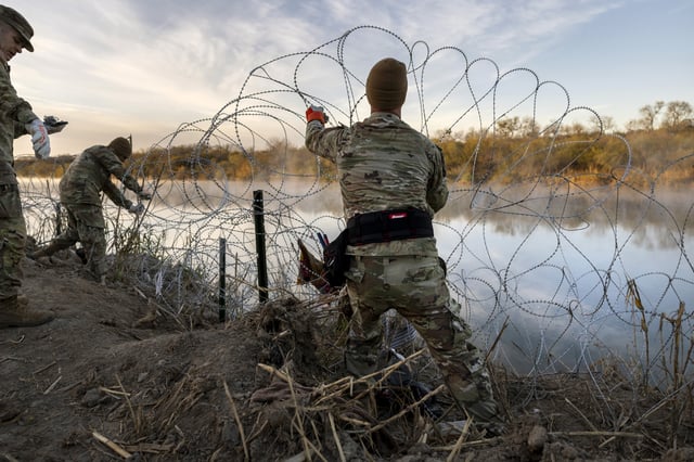 Texas National Guard soldiers install additional wire