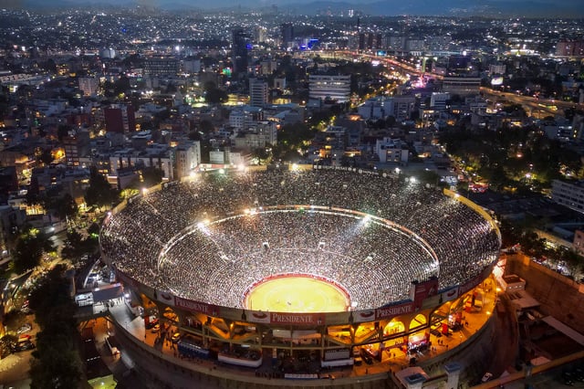 Plaza México has capacity for 42,000 spectators.