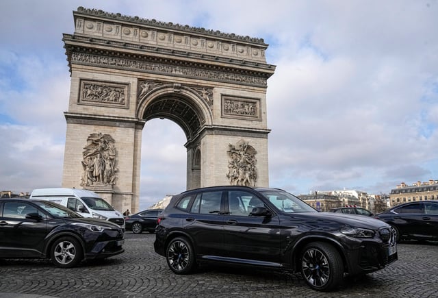 SUV car drive on the Champs Elysees avenue, near to the Arc de Triomphe Wednesday, Jan. 31, 2024 in Paris. Paris residents are voting on Sunday, Feb. 4, 2024 whether to muscle SUVs off the French capital’s streets by making them much more expensive to park. It's the latest leg in a drive by Socialist Mayor Anne Hidalgo to make the host city for this year’s Olympic Games greener and friendlier for pedestrians and cyclists. (AP Photo/Michel Euler, File)