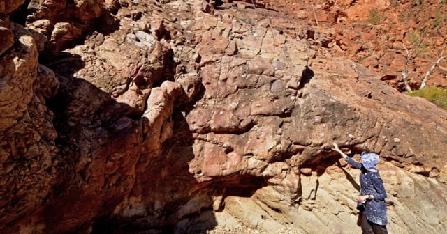 Lead author Adriana Dutkiewicz points to deposits left behind during the Sturtian glaciation in Australia's northern Flinders Ranges
