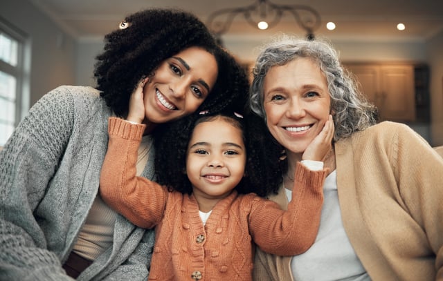 Girl with mother and grandmother (© Allistair/peopleimages.com - stock.adobe.com)
