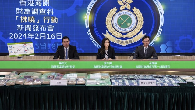 Head of Customs Financial Investigation Bureau Ip Tung-ching, center, Deputy Head Yeung Yuk-man, left, and Divisional Commander Yu Yiu-wing attend a press conference on a money laundering case in Hong Kong, Friday, Feb. 16, 2024.(AP Photo/Louise Delmotte)