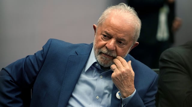 Brazilian President-elect Luiz Inacio Lula da Silva attends a meeting with youth activists at the U.N. COP27 Climate Summit, in Sharm el-Sheikh, Egypt, Nov. 17, 2022 (AP photo by Peter Dejong).