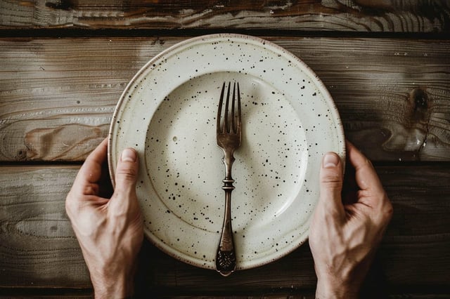 As expected, the researchers observed the body switching energy sources – from glucose to fat stored in the body – within the first two or three days of fasting. Credit: Neuroscience News