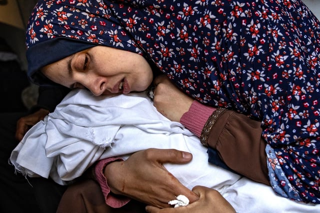 A bereaved mother cradles the body of her children outside the Al-Najjar hospital in Rafah on March 3. Photo: EPA-EFE