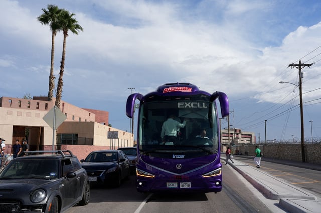 A bus carrying Venezuelan migrants to New York prepares to depart from the Centro de los Trabajadores Agricolas Fronterizos in El Paso, Texas, U.S., September 2, 2022.  REUTERS/Paul Ratje