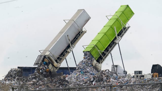 Garbage is loaded into a landfill in Michigan, US. A United Nations report estimated that households wasted 631 million tonnes of food in 2022. Photo: AP