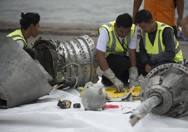 Investigators examine engine parts from the ill-fated Lion Air flight 610 at a port in Jakarta, Indonesia, in November 2018 after they were recovered from the bottom of the Java Sea. Photo: AFP