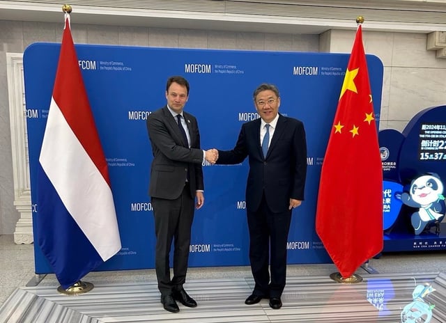 Chinese commerce minister Wang Wentao and Dutch acting foreign trade minister Geoffrey van Leeuwen met in Beijing on Wednesday. Photo: SCMP Pictures