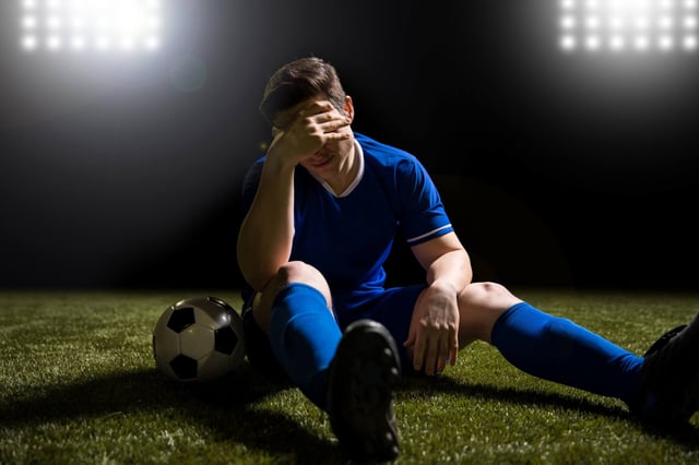 Disappointed soccer player after losing (© AntonioDiaz - stock.adobe.com)