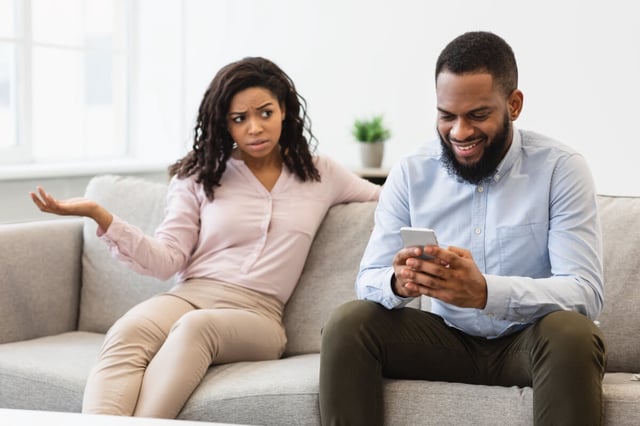 Phubbing. Angry woman looking at her boyfriend stuck in smartphone (© Prostock-studio - stock.adobe.com)