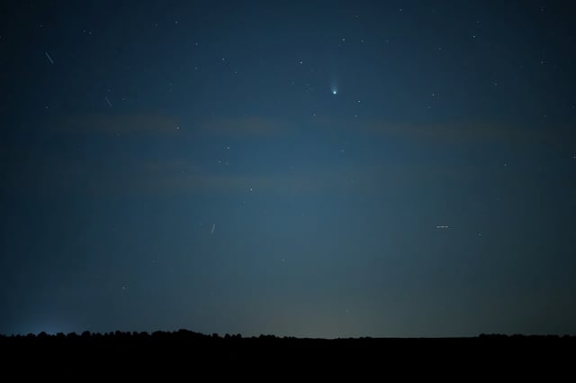A comet seen against the night sky.