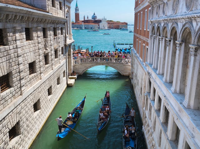 Crowds cross the Ponte della Paglia, Venice. Photo: Getty Images