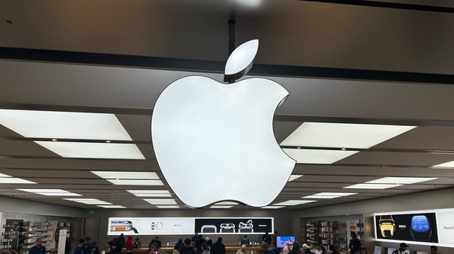The head of the online Apple Store is one of multiple executives leaving the company.