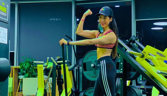 Manahel al Otaibi posing for a picture in a gym
