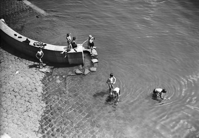 Children bathe and fish in the Seine in June 1948. Photo: AFP