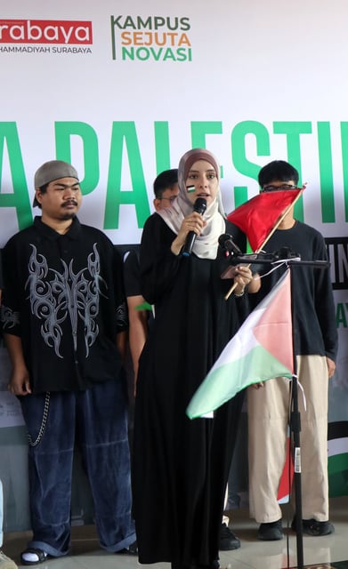 Palestinian student Sondos Jehad Shnewra delivers her poem at the rally at University of Muhammadiyah in Surabaya on March 7. Photo: Johannes Nugroho