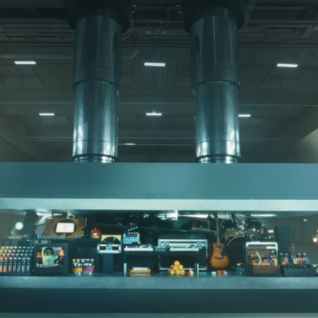 Apple hydraulic press iPad advertisement apology