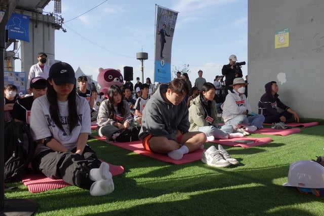 More than 100 people gathered to do absolutely nothing in the annual Space-out competition held on Sunday in Seoul.