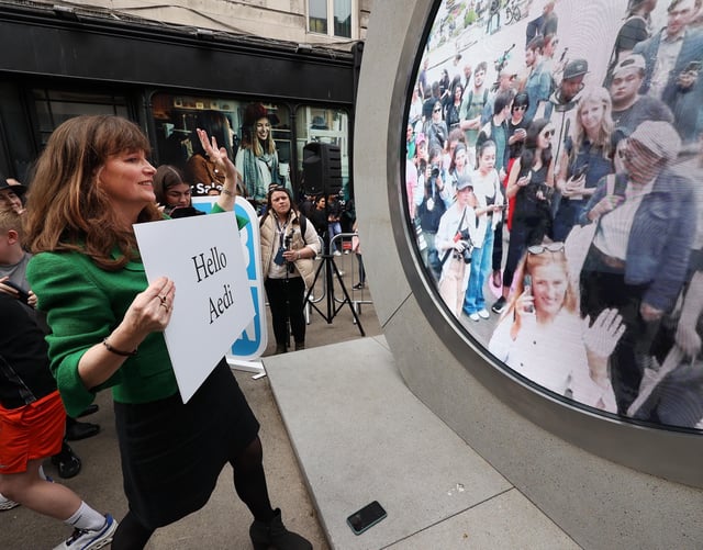 The Portal in Dublin is turned on May 8, 2024 by the Lord Mayor of Dublin Daithí de Róiste. People there see those in New York City where another new Portal had been installed and turned on.