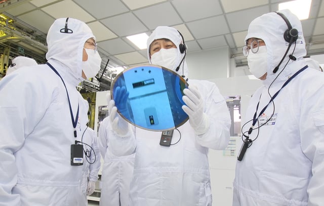 South Korean Minister of Trade, Industry and Energy Ahn Duk-geun inspects a semiconductor production line during a visit to a SK Hynix plant in Icheon, 56 kilometres southeast of Seoul, on January 11, 2024. Photo: EPA-EFE