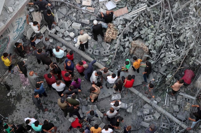 Palestinians search for survivors at the site of an Israeli strike on the Al-Daraj neighbourhood in Gaza City. The G7 wants Israel to maintain banking links between Israeli and Palestinian banks. Photo: AFP