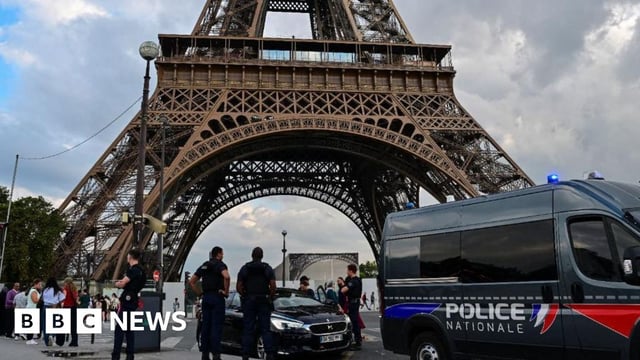 Police at the Effel Tower (file picture)