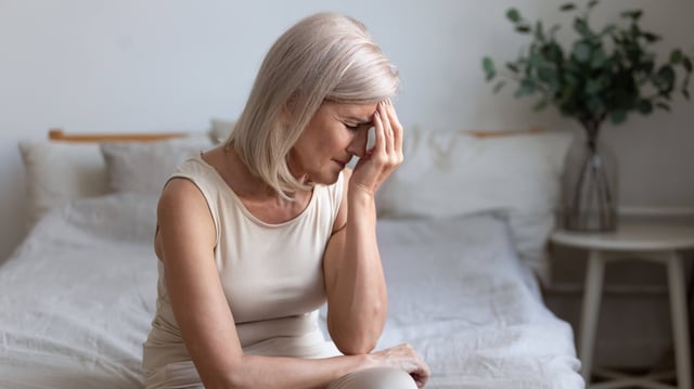 Stressed older woman (© fizkes - stock.adobe.com)