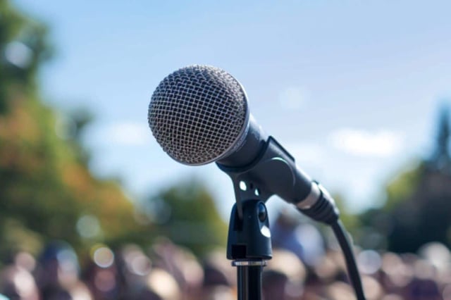 The researchers say that the findings offer new evidence that human behavior is influenced not only by strategic considerations but also by environmental factors. Credit: Neuroscience News