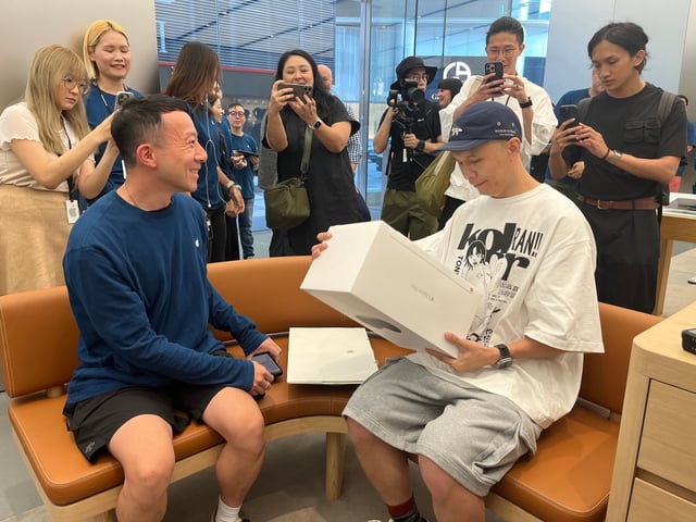 A mainland Chinese customer picks up a pre-ordered Vision Pro at the Canton Road Apple Store in Hong Kong. Photo: Xinmei Shen