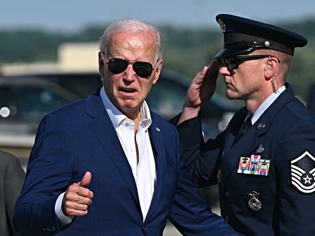 US President Joe Biden gives a thumbs up as he boards Air Force One at Harrisburg International Airport in Harrisburg, Pennsylvania, on July 7, 2024, as he returns to Washington, DC. Biden is back out on the campaign trail Sunday, desperate to salvage his re-election bid as senior Democrats meet to discuss growing calls that he quit the White House race. The 81-year-old Democrat kicks off a grueling week with two campaign rallies in the battleground state of Pennsylvania, before hosting the NATO leaders' summit in Washington. (Photo by SAUL LOEB / AFP)