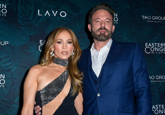  Jennifer Lopez (L) and Ben Affleck attend the 2023 Eastern Congo Initiative Poker and Blackjack Tournament hosted by TAO Group Hospitality at LAVO Restaurant & Nightclub at The Palazzo at The Venetian Resort Las Vegas on November 17, 2023 in Las Vegas, Nevada.