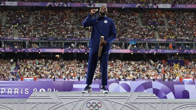 PARIS, FRANCE - AUGUST 05: Gold medalist Noah Lyles of Team United States celebrates on the podium during the Men's 100m medal ceremony on day ten of the Olympic Games Paris 2024 at Stade de France on August 05, 2024 in Paris, France. (Photo by Christian Petersen/Getty Images)