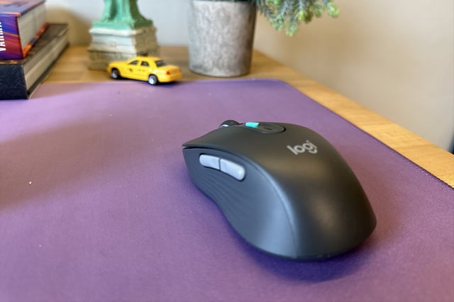 The Logitech M750 Signature AI Edition requires users to install extra software on their PC or Mac to access ChatGPT with a single button press. Photo: Kyle Barr / Gizmodo